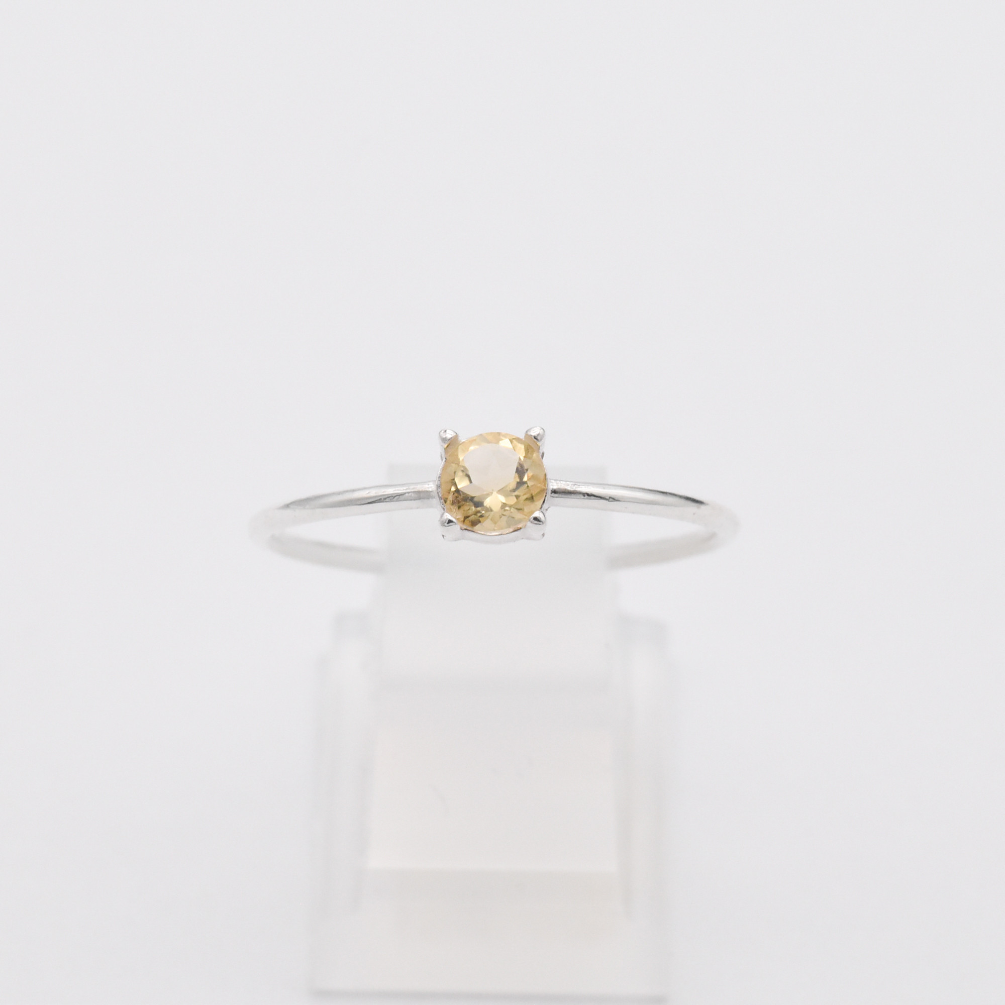 8色から選ぶ小さな宝石の指輪