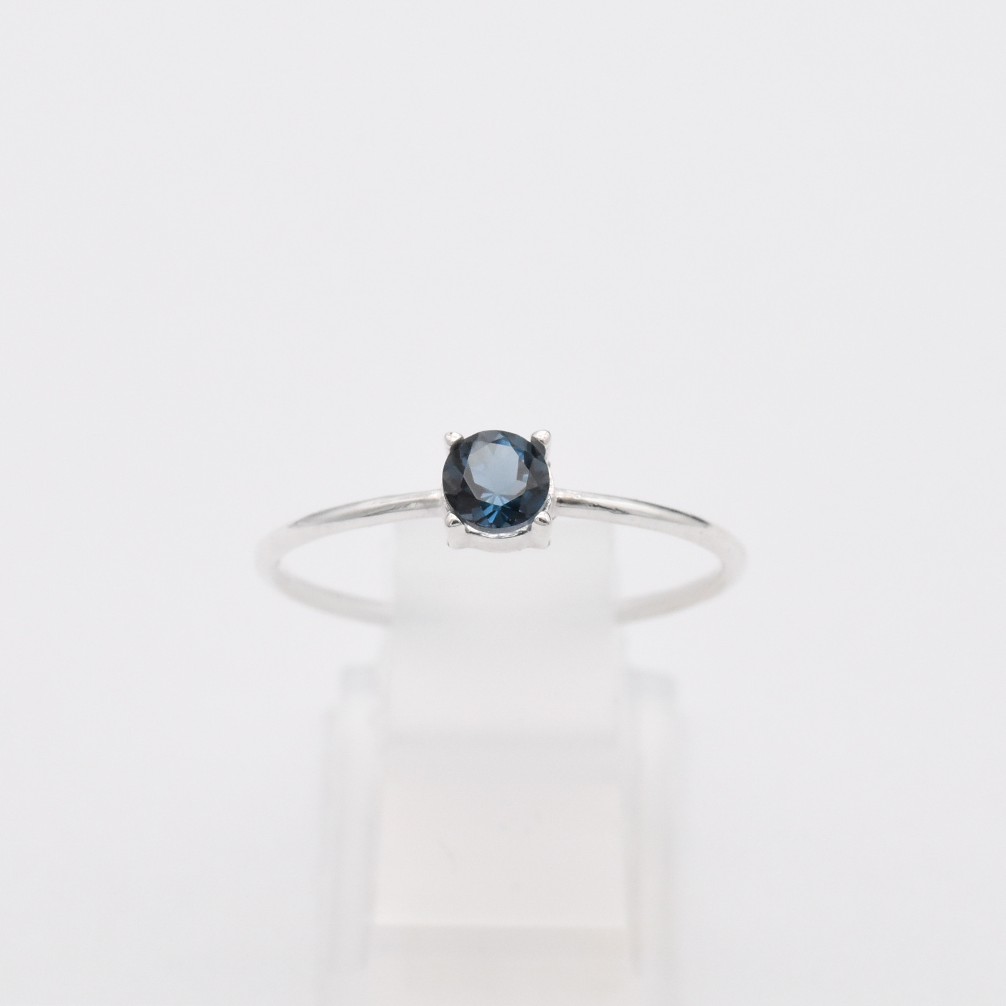 8色から選ぶ小さな宝石の指輪