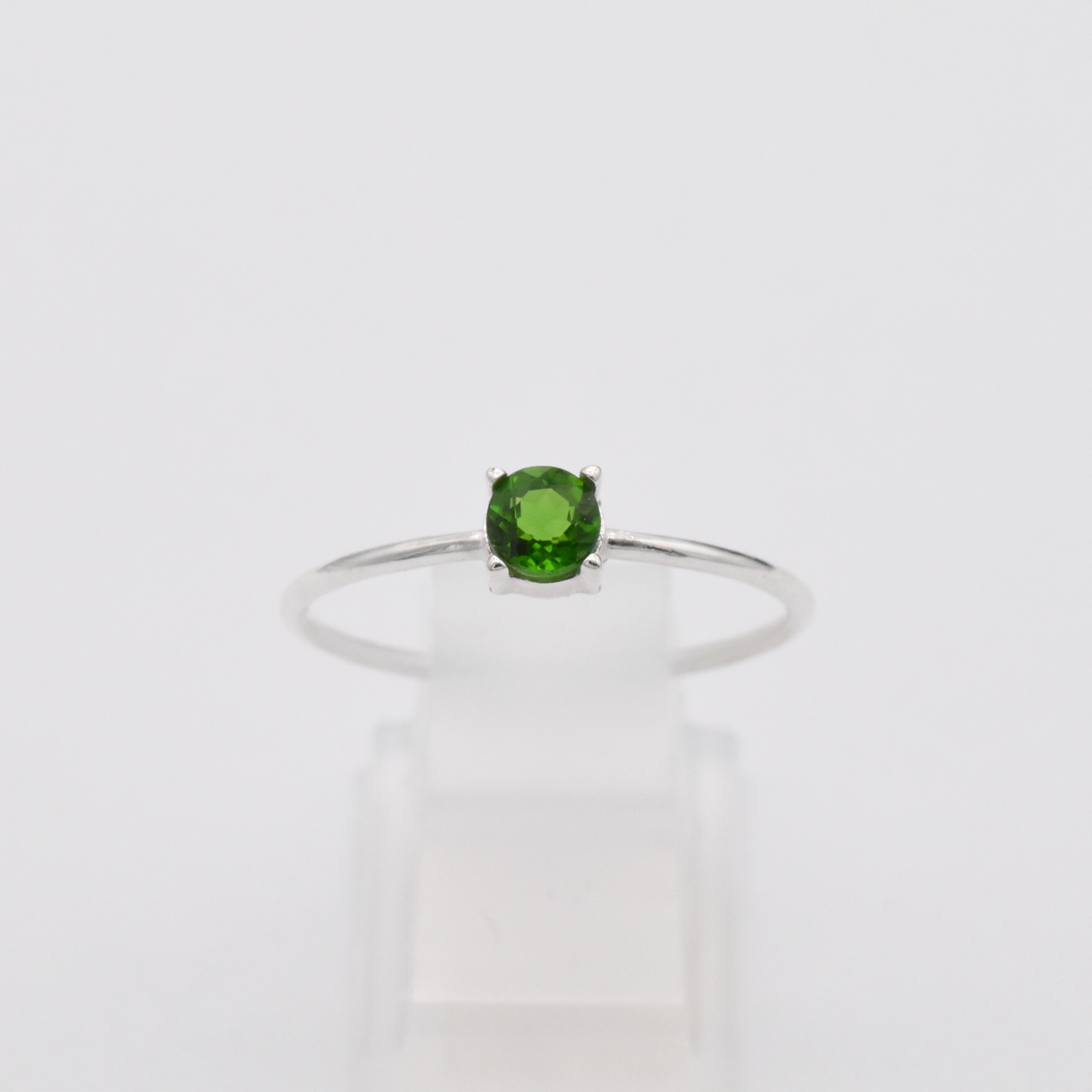 8色から選ぶ小さな宝石の指輪