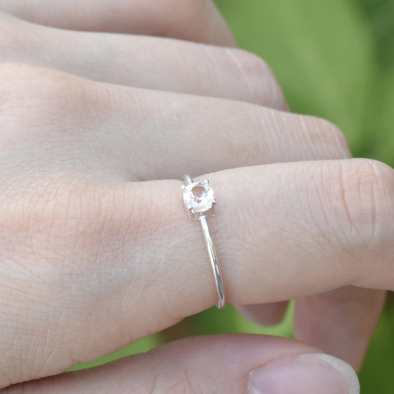 8色から選ぶ小さな宝石の指輪