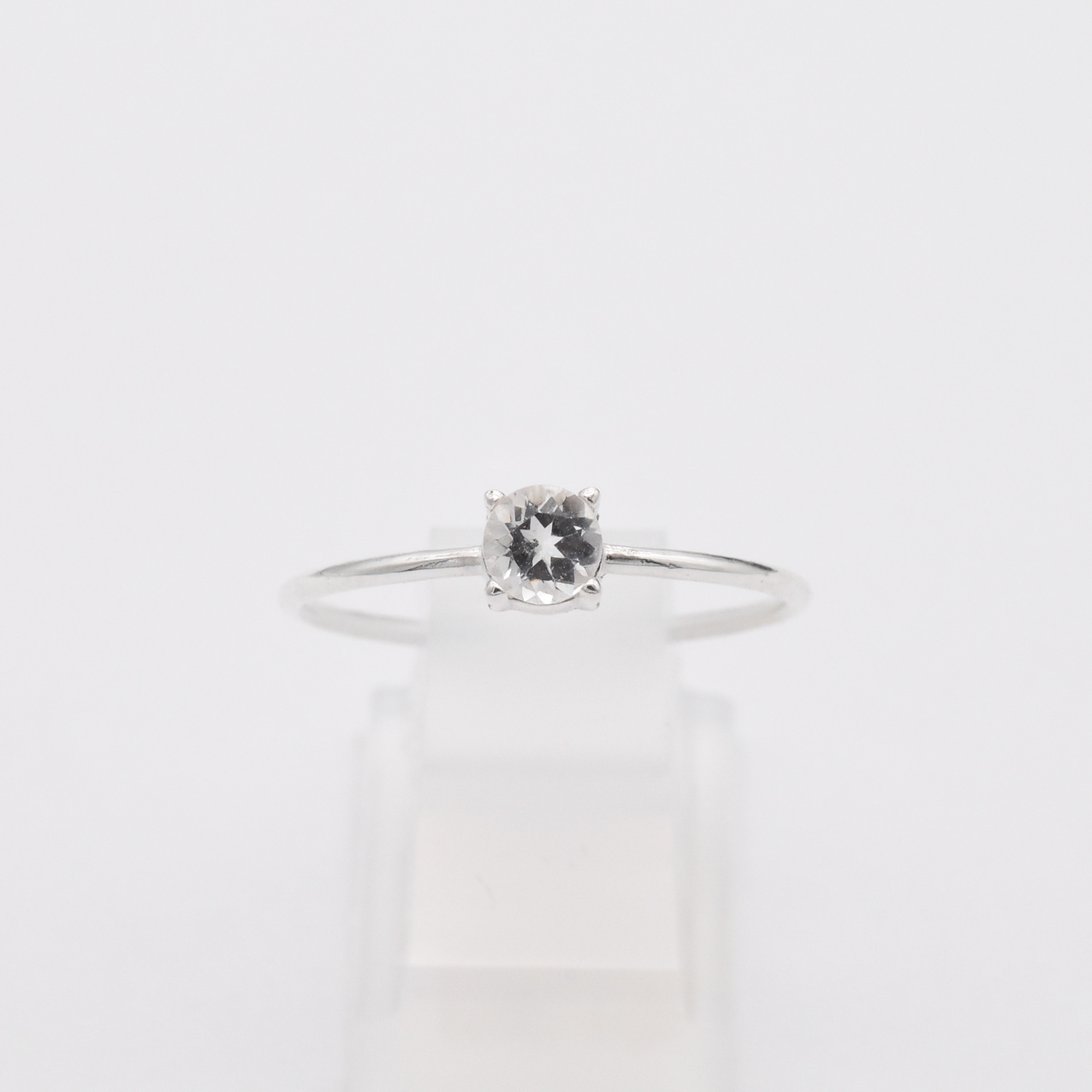 8色から選ぶ小さな宝石の指輪