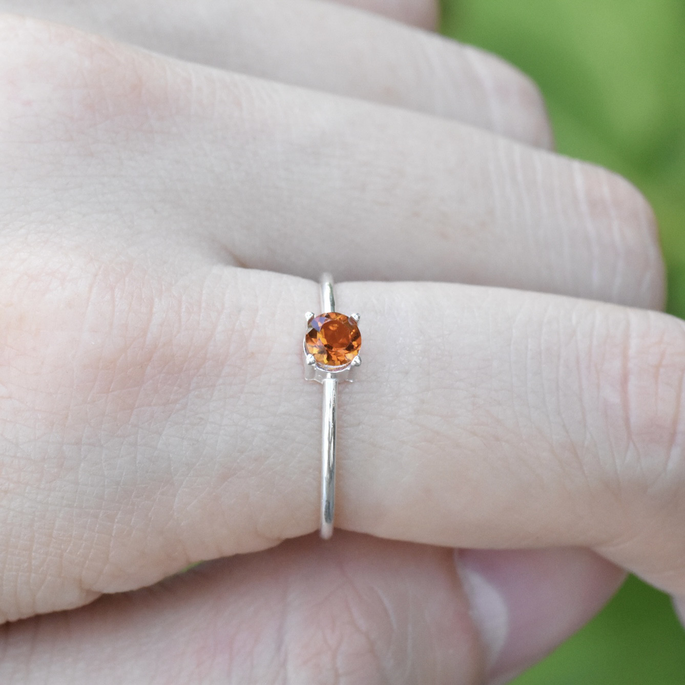 8色から選ぶ小さな宝石の指輪