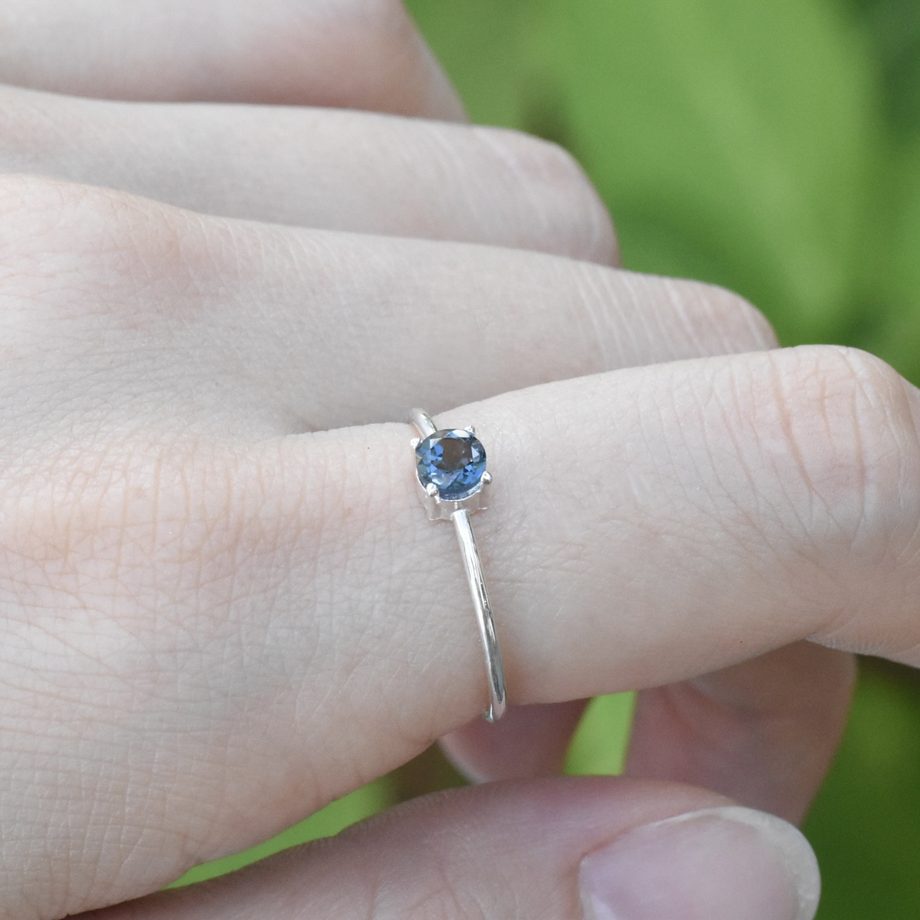 8色から選ぶ小さな宝石の指輪