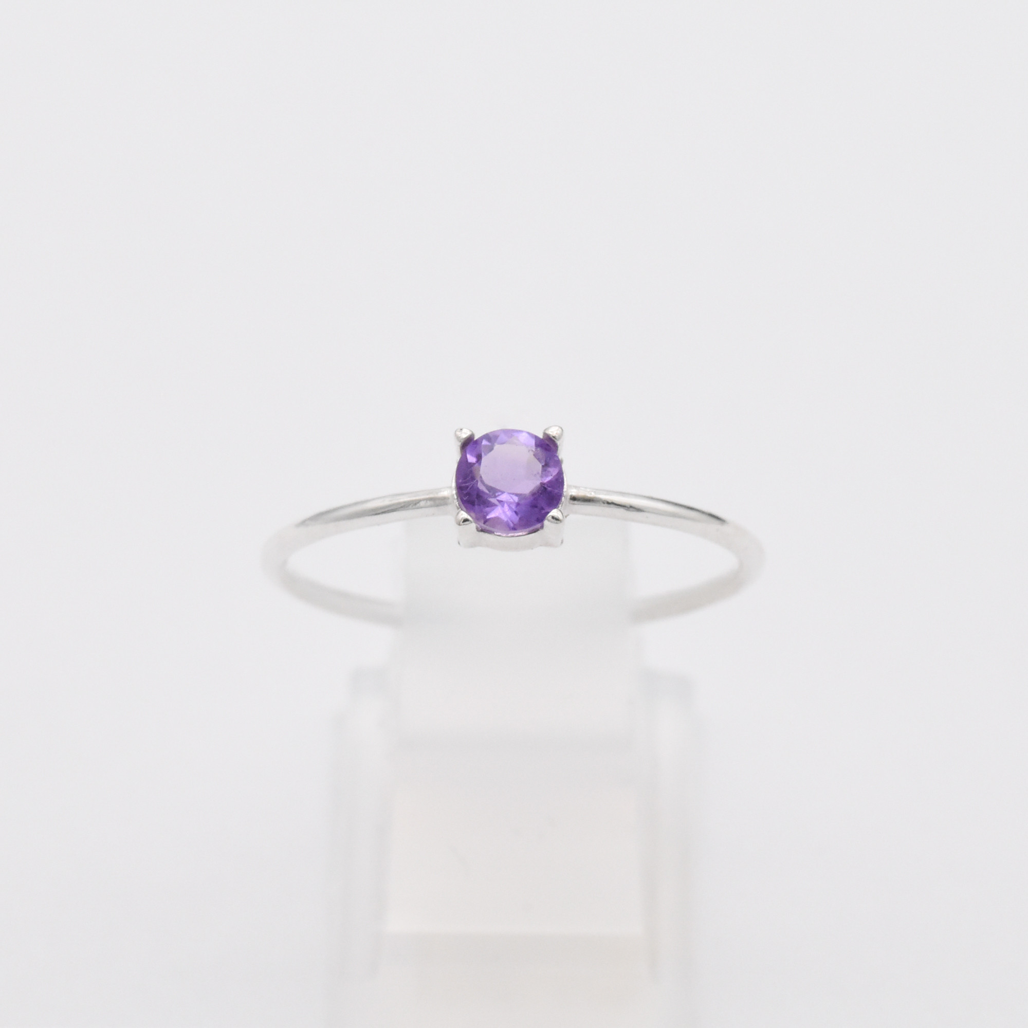 8色から選ぶ小さな宝石の指輪