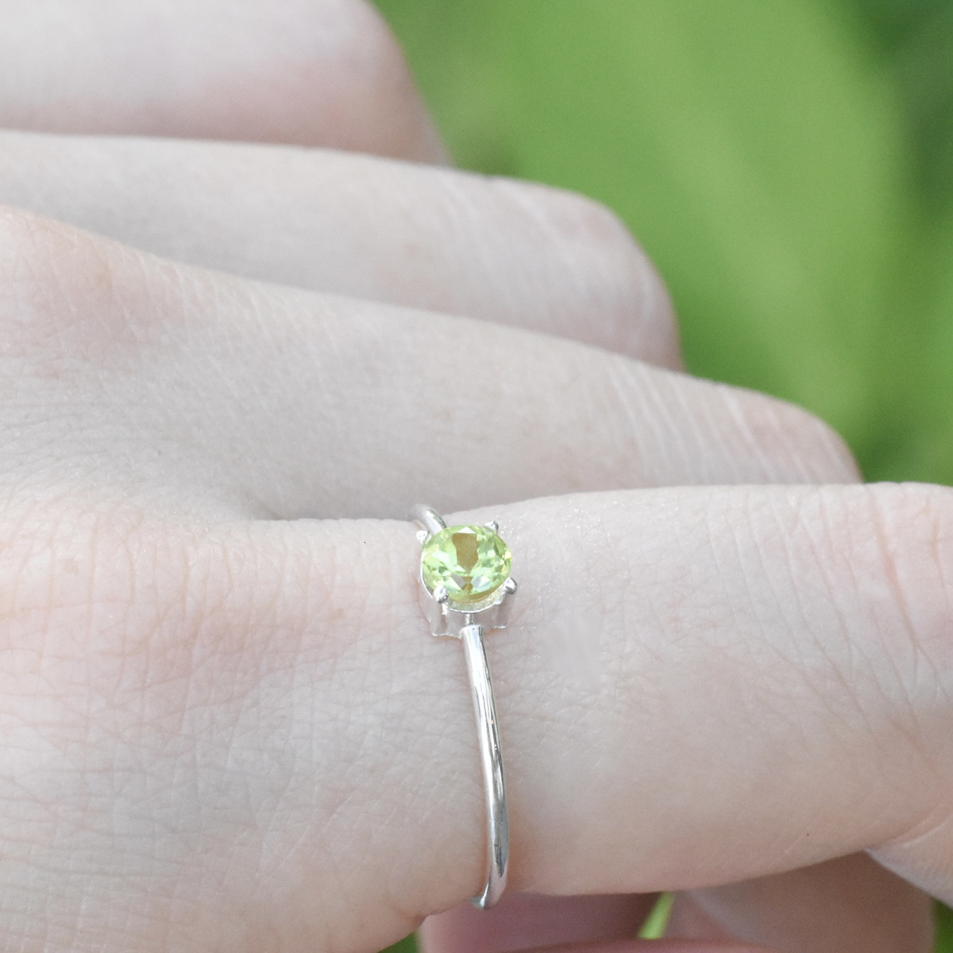 8色から選ぶ小さな宝石の指輪