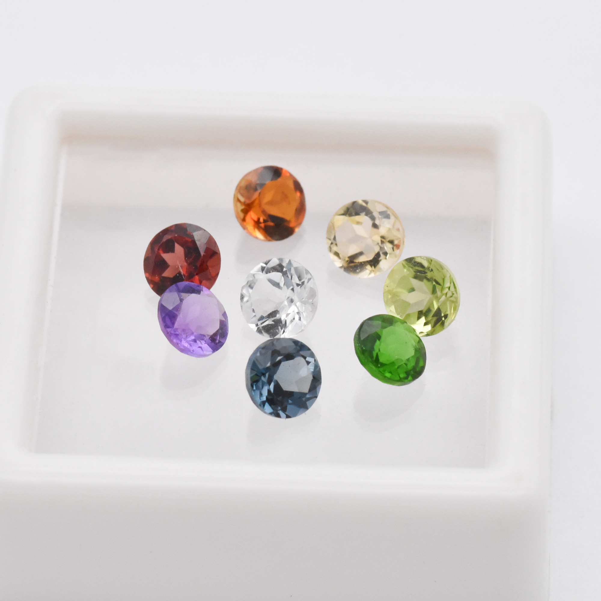 8色から選ぶ小さな宝石の指輪