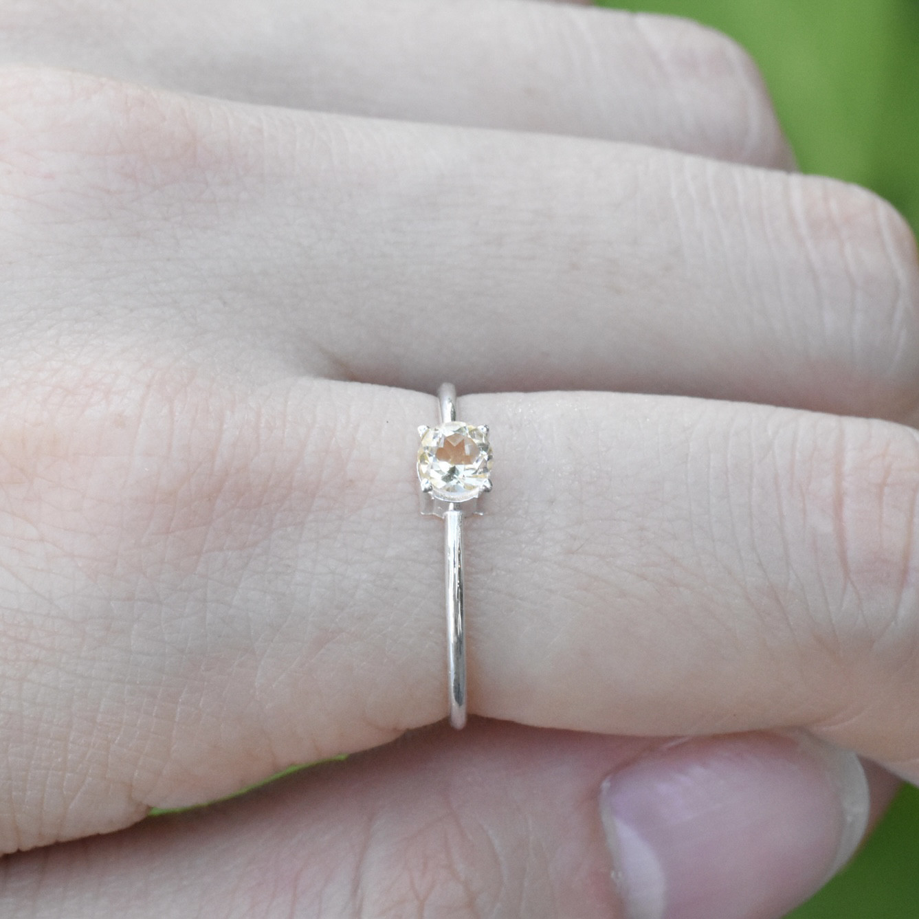 8色から選ぶ小さな宝石の指輪