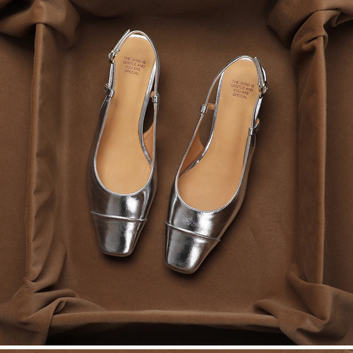 変形ヒール＆スクエアトゥが、大人なおしゃれ感たっぷりに。パンプス