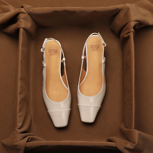 変形ヒール＆スクエアトゥが、大人なおしゃれ感たっぷりに。パンプス