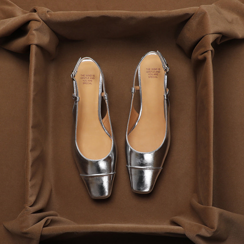 変形ヒール＆スクエアトゥが、大人なおしゃれ感たっぷりに。パンプス