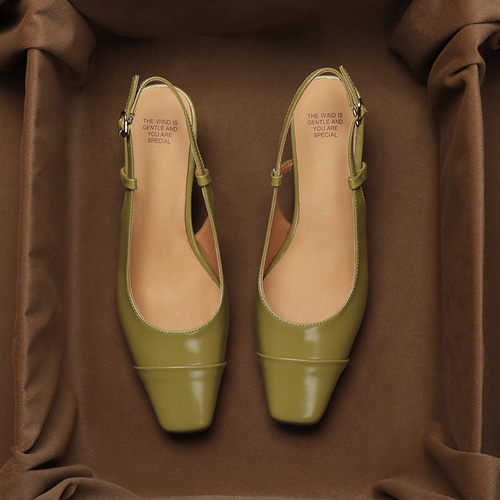 変形ヒール＆スクエアトゥが、大人なおしゃれ感たっぷりに。パンプス