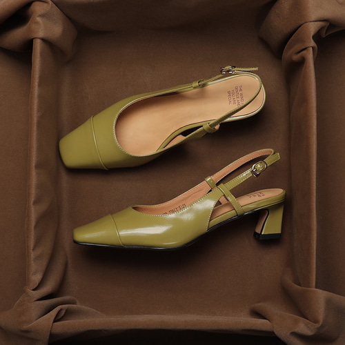 変形ヒール＆スクエアトゥが、大人なおしゃれ感たっぷりに。パンプス