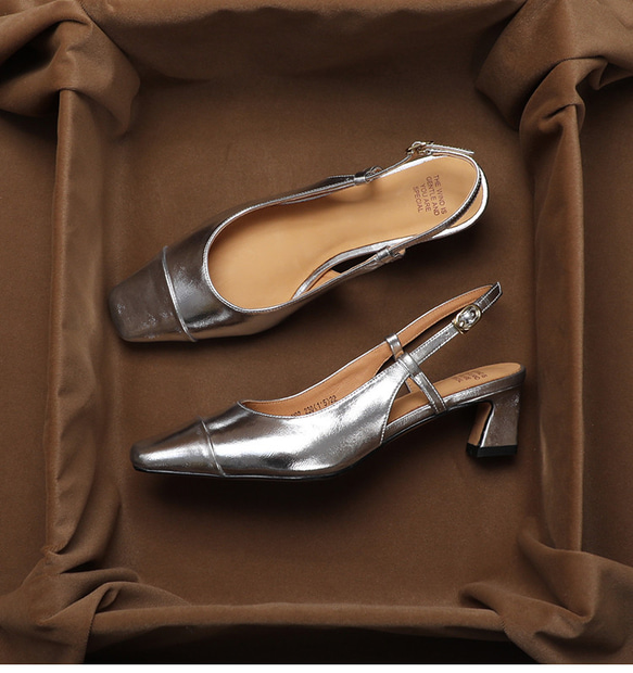 変形ヒール＆スクエアトゥが、大人なおしゃれ感たっぷりに。パンプス