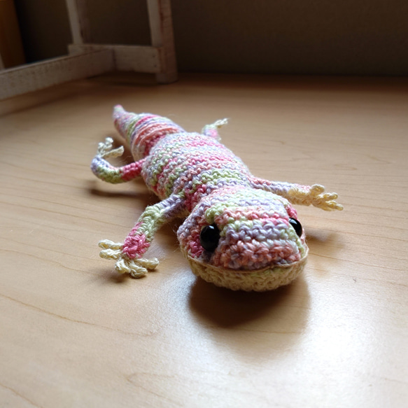 「ふにふにレオパもどき」ピンク縞　レオパ　ヤモリ　縁起物　手編み あみぐるみ 3枚目の画像