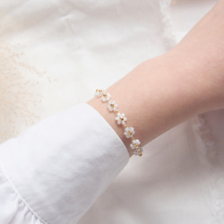 ビーズブレスレット(バングル)＊オフホワイトゴールド ビーズブレスレット 《 pearl white 》 白いお花 マグネット金具