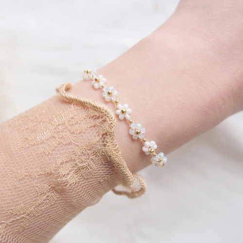 ビーズブレスレット 《 pearl white 》 白いお花 マグネット金具