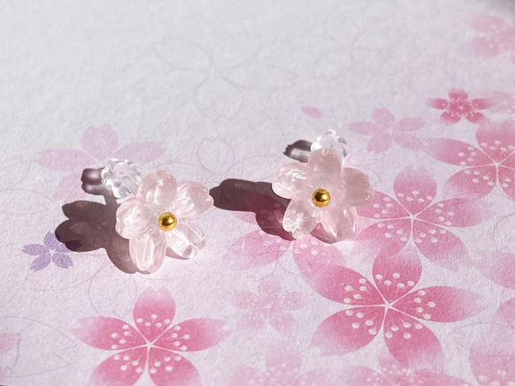 硝子桜の粒ピアス/イヤリング 1枚目の画像