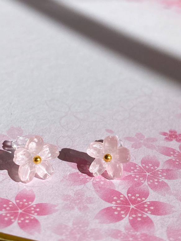 硝子桜の粒ピアス/イヤリング 3枚目の画像