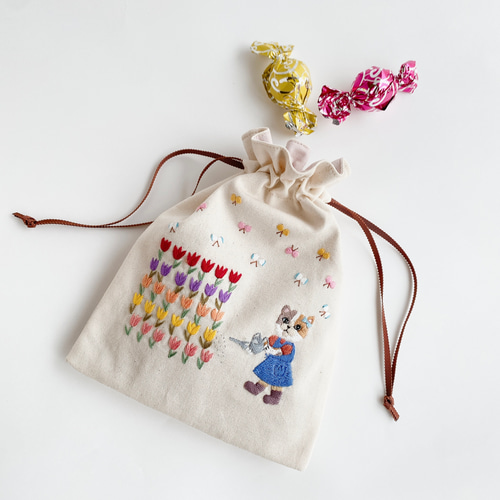 手刺繍のネコちゃん巾着トートバッグ☆ 手刺繍のネコちゃん巾着トートバッグ☆ クレイジーキルト