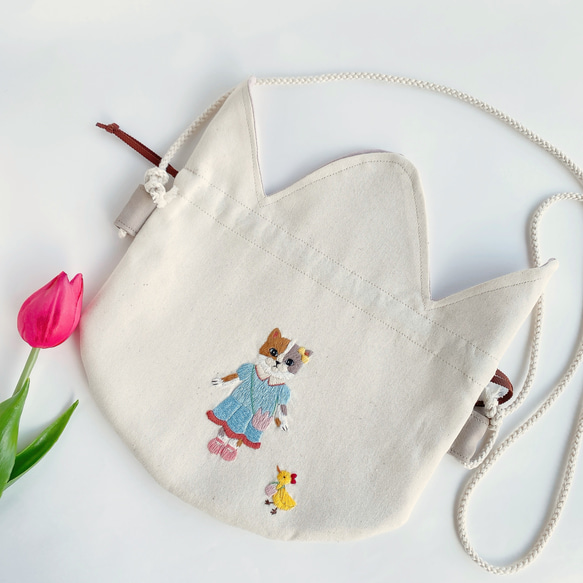 刺繍　チューリップ型巾着&ポシェット＊ねこちゃんとお揃い（ブルーワンピース）〈無料ラッピング〉 2枚目の画像