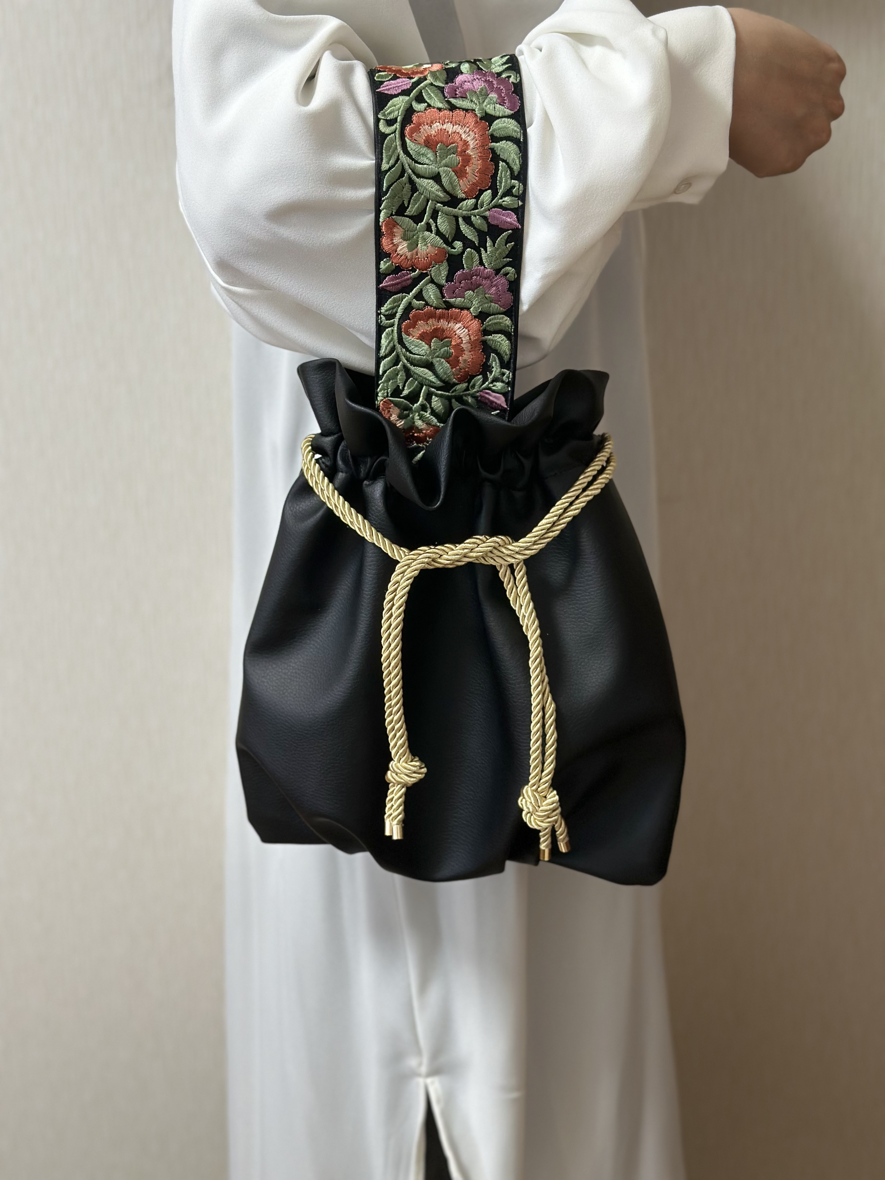 インド刺繍リボン ワンハンドル巾着バッグ 底タック 合皮