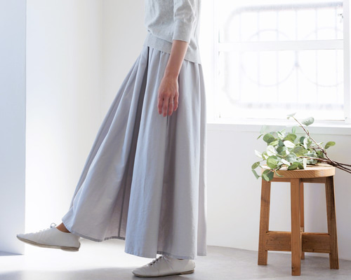 美品マーガレットハウエル　シルクコットンフレアスカート　膝下丈　Lサイズ　グレー 美品マーガレットハウエル シルクコットンフレアスカート 膝下丈