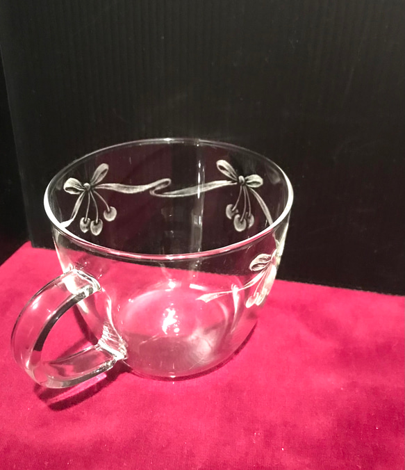 さくらんぼとリボンのマグカップ〜手彫りガラス〜 7枚目の画像