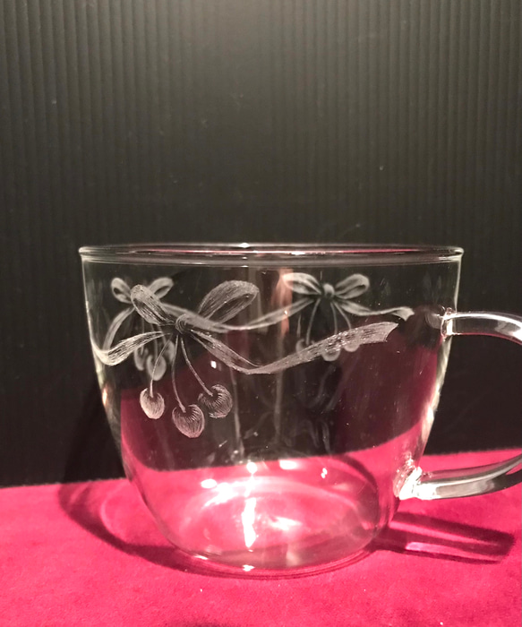 さくらんぼとリボンのマグカップ〜手彫りガラス〜 2枚目の画像