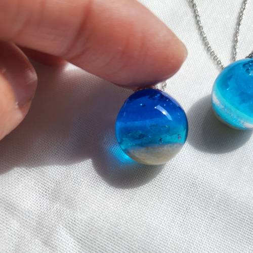 M283 レジン ネックレス ブルー系フラワーアレンジ 球体2.6cm M283