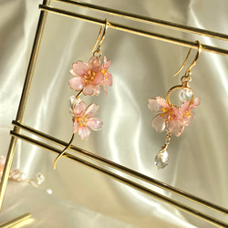 桜のアシンメトリー耳飾り　イヤリング/ピアス　ディップアート 7枚目の画像