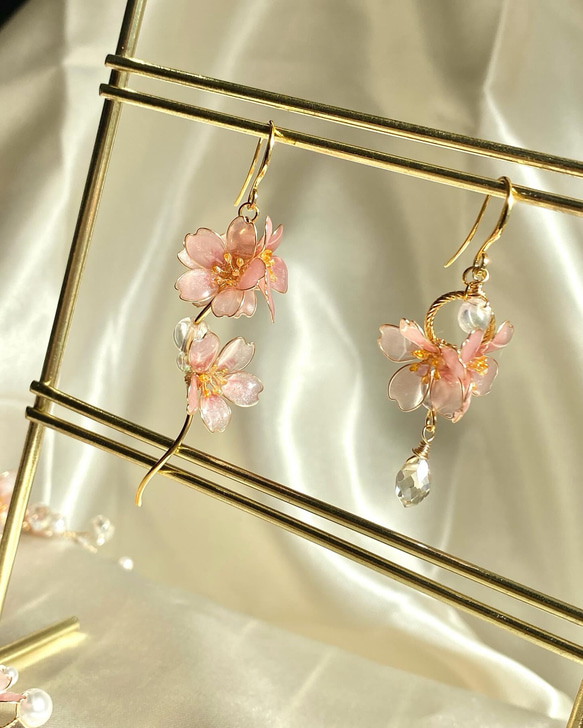 桜のアシンメトリー耳飾り　イヤリング/ピアス　ディップアート 1枚目の画像