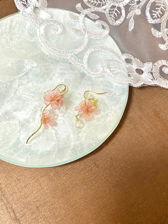 桜のアシンメトリー耳飾り　イヤリング/ピアス　ディップアート 2枚目の画像