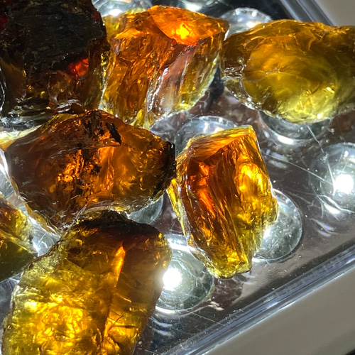 ミャンマー産ブルーアンバー 原石9個セット その他インテリア雑貨