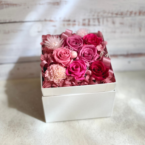 ピンクローズとホワイトローズのエレガントギフトアレンジメント ～花器付き～ ピンクローズとホワイトローズのエレガントギフトアレンジメント