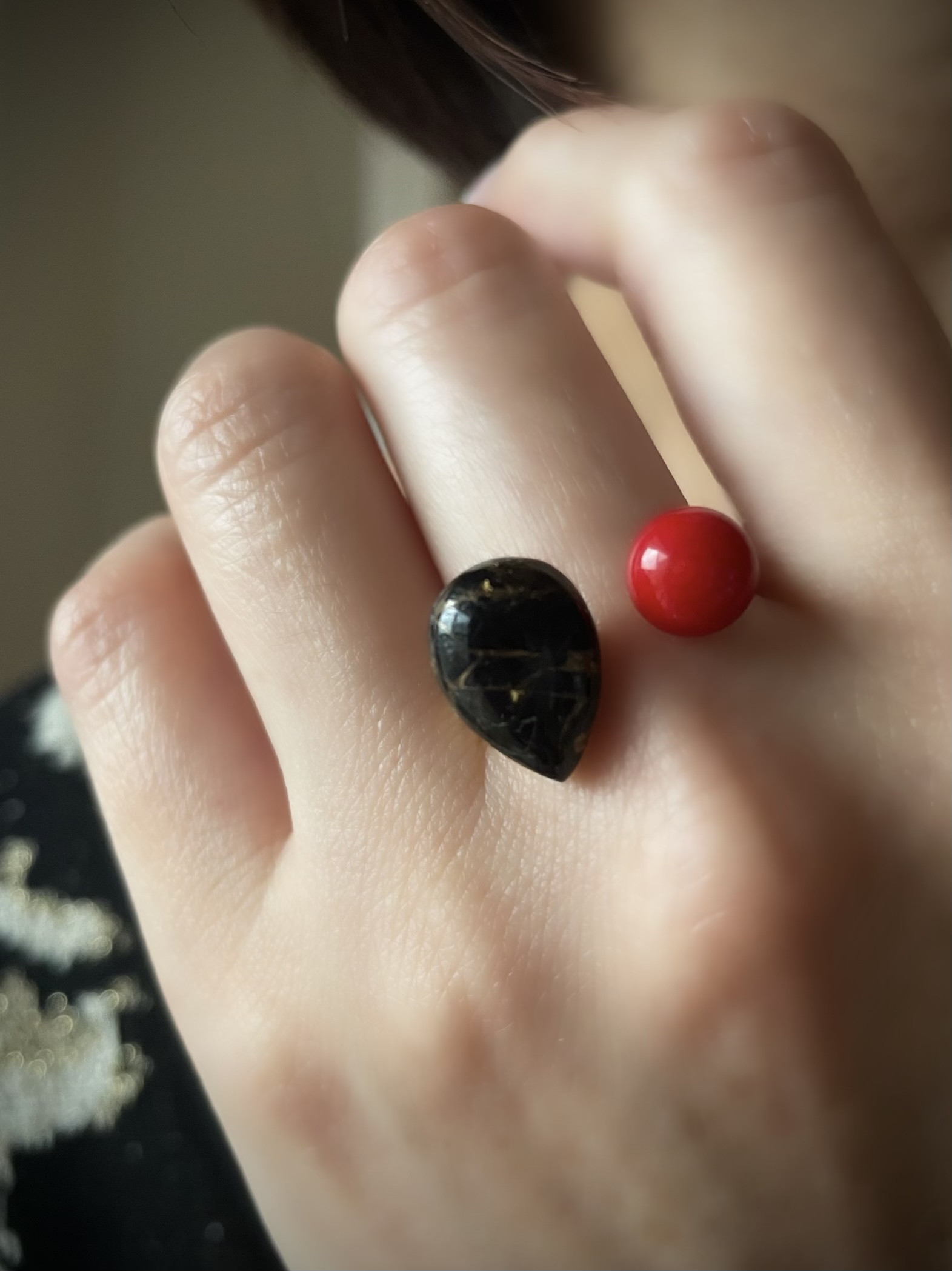 【赤珊瑚が効いてるリング】コッパーオブシディアン×赤珊瑚(染)         天然石フォークリング