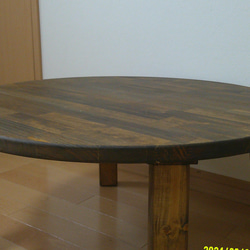 丸型ローテーブル、折りたたみ脚、直径83㎝、オーク色 5枚目の画像