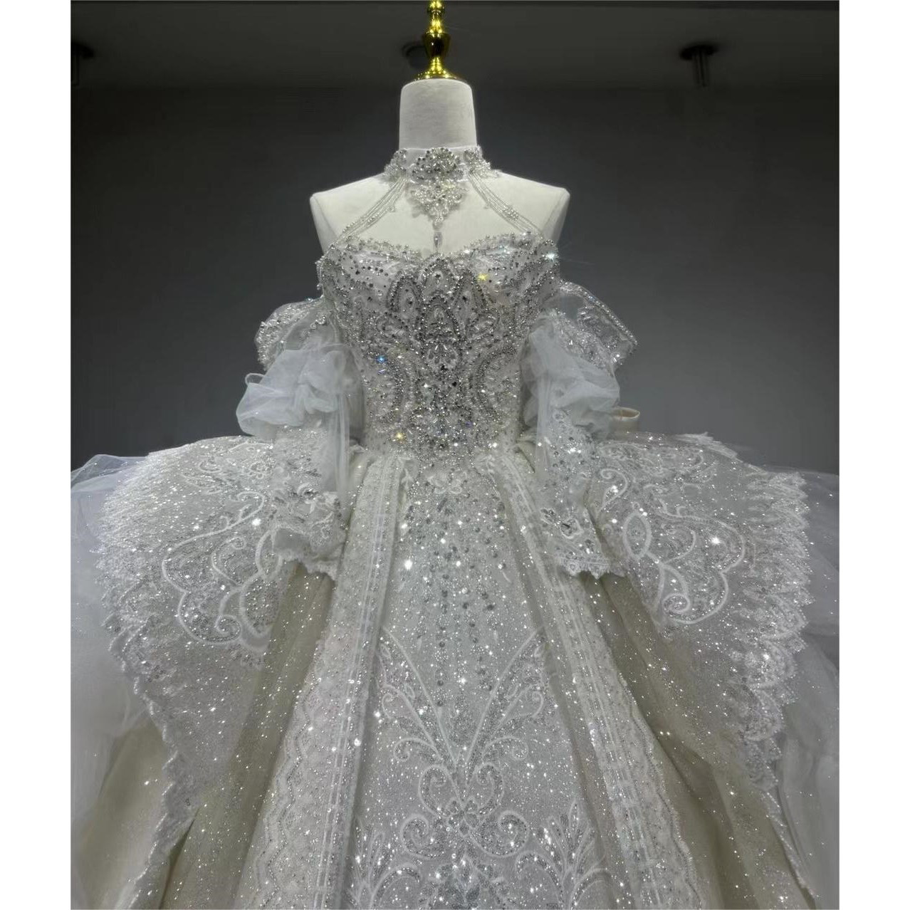 お買い得！5ways　バックリボン　ロングトレーン取り外し袖　二の腕を隠せる　ウェディングドレス　きらきらビジュー花レー 38,272円