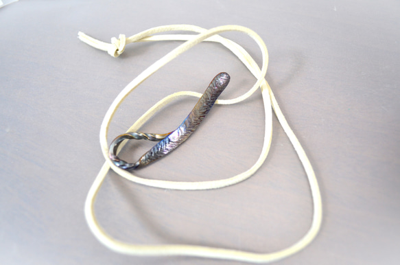 Titanium pendant・羽の純チタンペンダント・多機能グラスホルダー６２mm 5枚目の画像