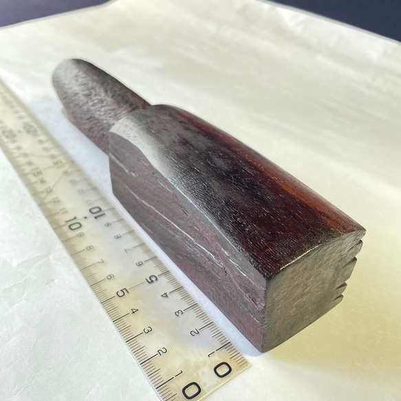 木彫小さめ原始木槌(紫檀•Ｒ342)342g コーン(トークセン)乾燥材 バトニング棒 ウッドハンマー 彫刻 マッサージ 6枚目の画像