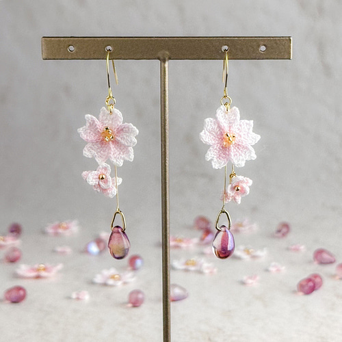 桜と小花のピアス/イヤリング ピアス（フック・チェーン