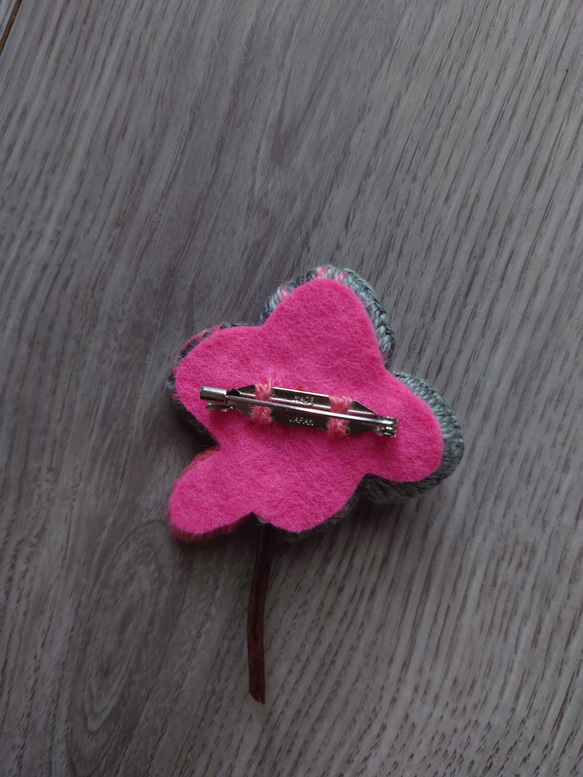 刺繍ブローチ　グレーのお花とピンクの葉っぱのブローチ 5枚目の画像