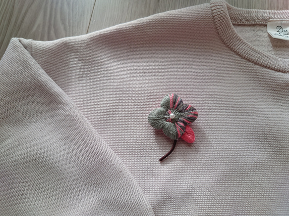 刺繍ブローチ　グレーのお花とピンクの葉っぱのブローチ 4枚目の画像