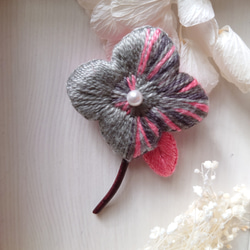 刺繍ブローチ　グレーのお花とピンクの葉っぱのブローチ 2枚目の画像