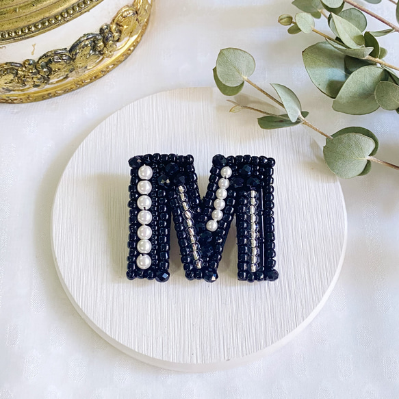 【M】イニシャルブローチ col:ブラック⭐︎ビーズ刺繍⭐︎母の日プレゼント 1枚目の画像