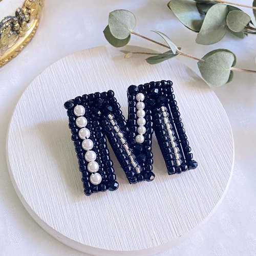 M】イニシャルブローチ col:ブラック⭐︎ビーズ刺繍⭐︎母の日