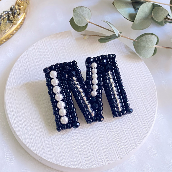 【M】イニシャルブローチ col:ブラック⭐︎ビーズ刺繍⭐︎母の日プレゼント 3枚目の画像