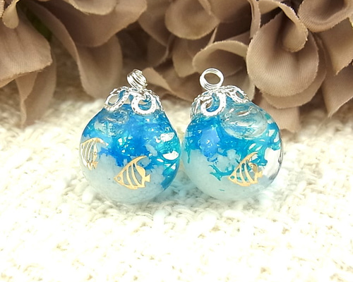 ピアス 黒 紫 青 クスエア ガラスチャーム 夜 光る コンサート ライブ