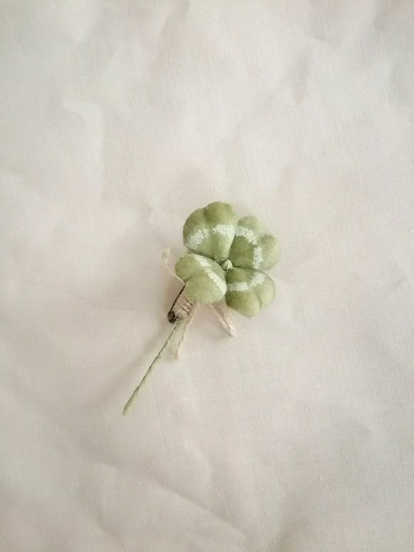 染め布花＊シンプル・四つ葉のクローバーのコサージュ 10枚目の画像