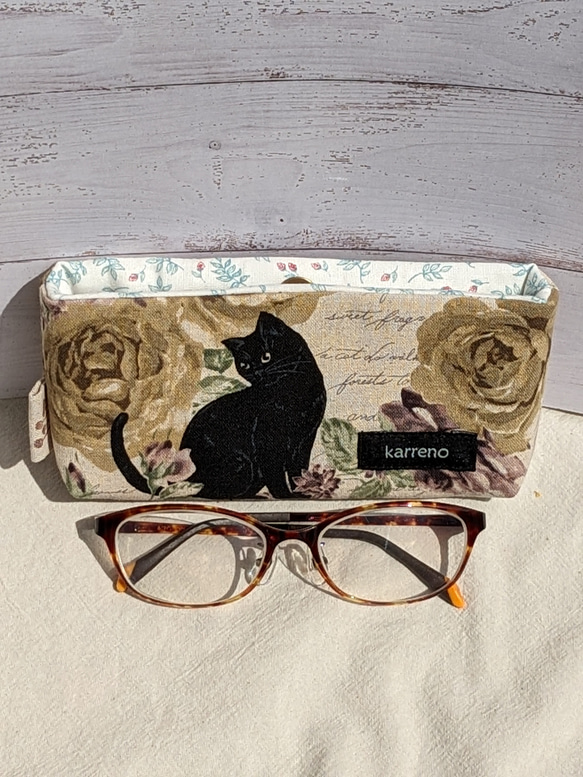 バッグの中でかさばらない！コットンリネンのメガネ（老眼鏡）ケース（黒猫＆薔薇）ベージュ系⑤ 8枚目の画像