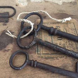 アンティークキー　古い鍵　大きな鍵　鉄 ディスプレイ ペーパーウエイト ナイフレスト 古道具のある暮らし 4枚目の画像